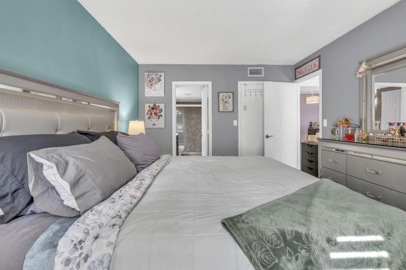  Condo & Townhome Photos