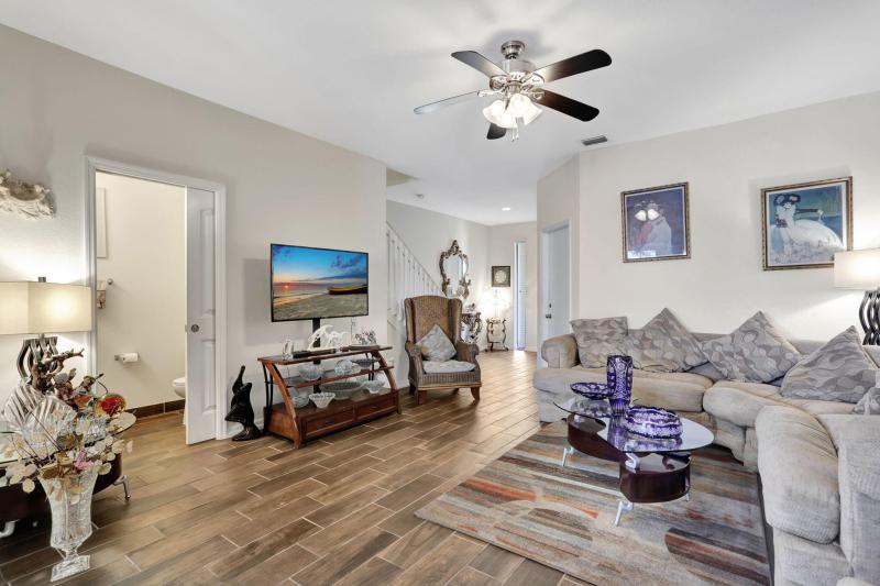  Condo & Townhome Photos