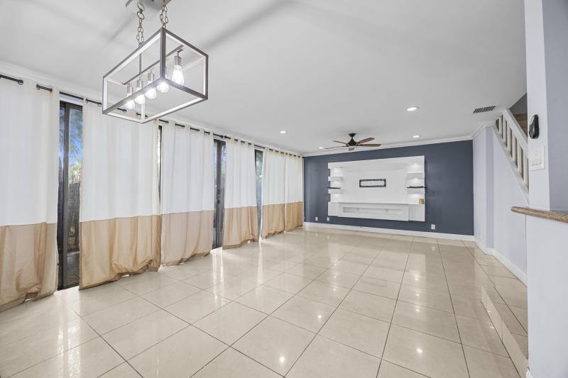  Condo & Townhome Photos
