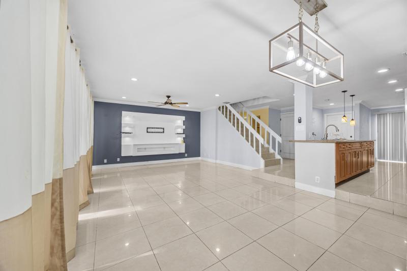  Condo & Townhome Photos
