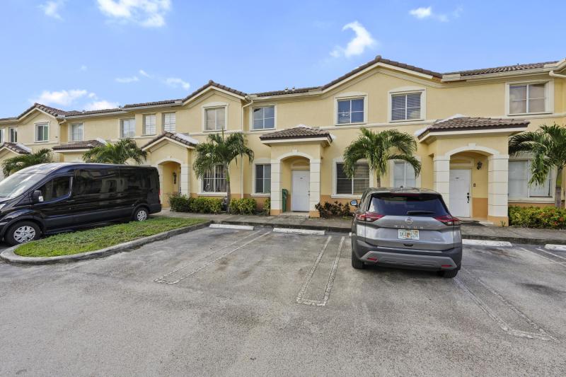  Condo & Townhome Photos