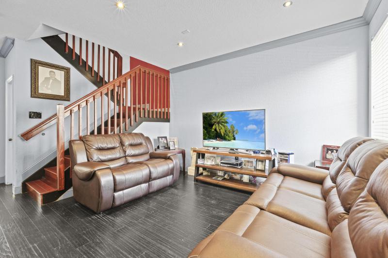  Condo & Townhome Photos