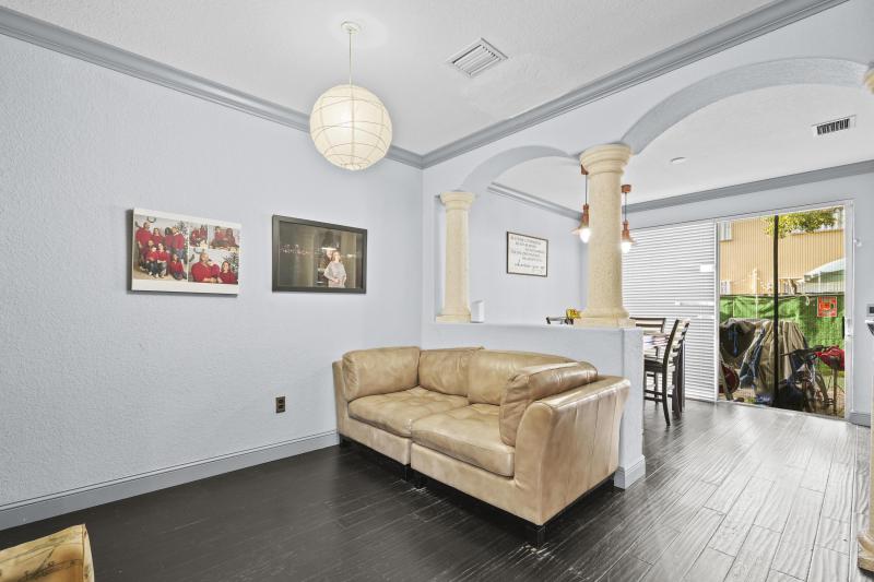  Condo & Townhome Photos