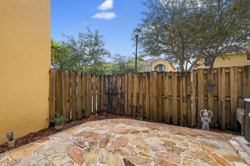  Condo & Townhome Photos