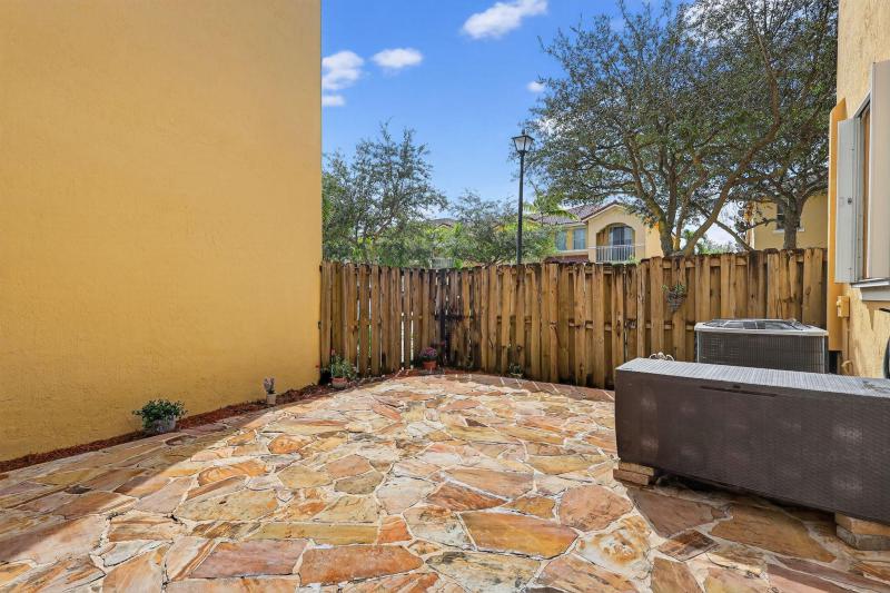  Condo & Townhome Photos