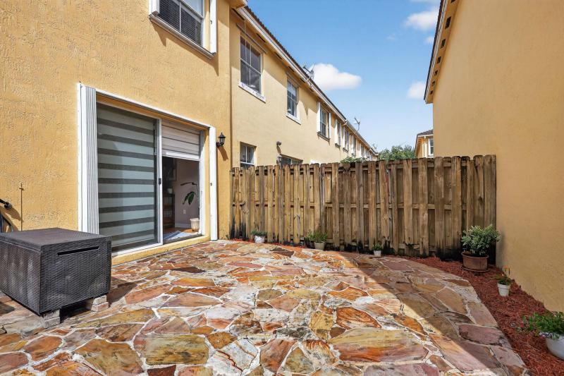  Condo & Townhome Photos