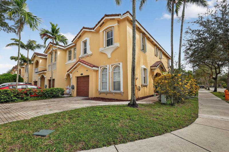  Condo & Townhome Photos