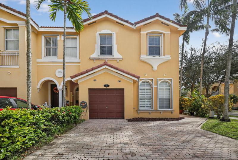  Condo & Townhome Photos