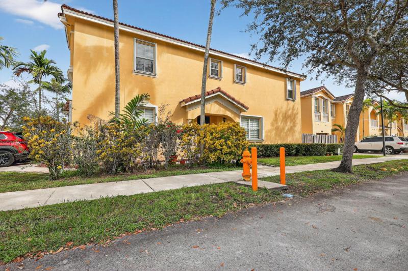  Condo & Townhome Photos