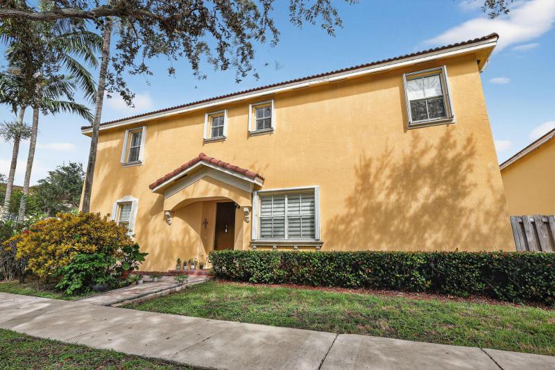  Condo & Townhome Photos