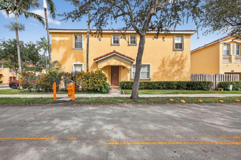  Condo & Townhome Photos