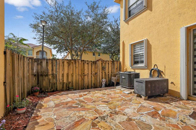  Condo & Townhome Photos