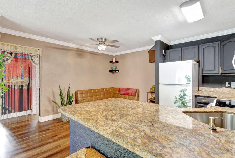  Condo & Townhome Photos