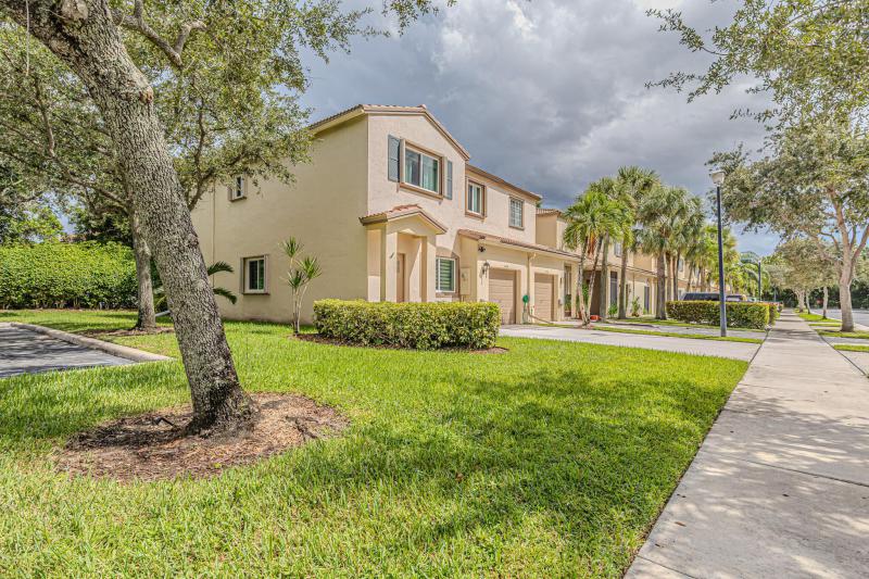  Condo & Townhome Photos