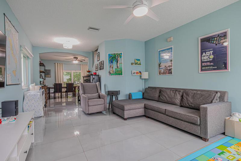  Condo & Townhome Photos