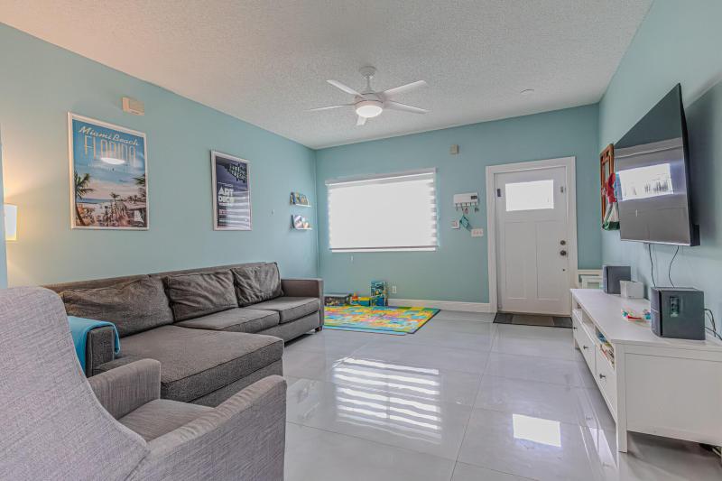  Condo & Townhome Photos