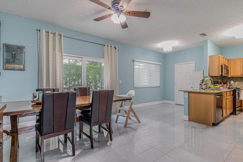  Condo & Townhome Photos
