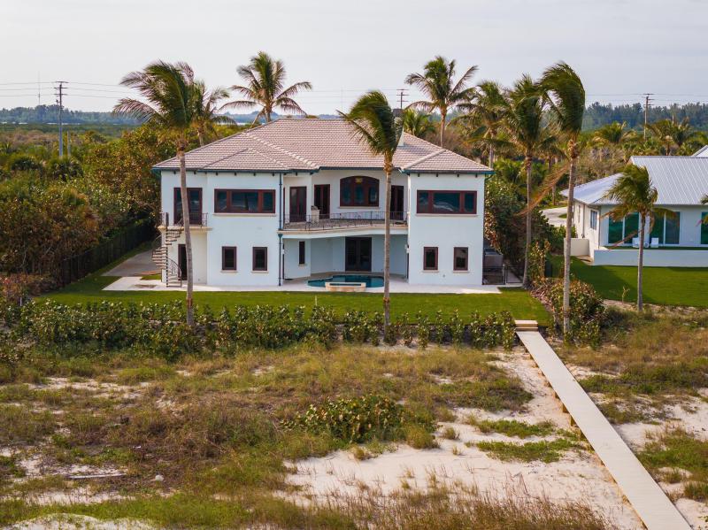  Single Family Homes Photo 3:  Hutchinson Island,  FL 34949