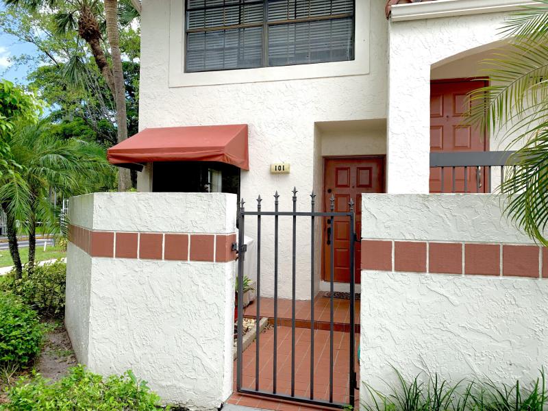 Condo & Townhome Photos