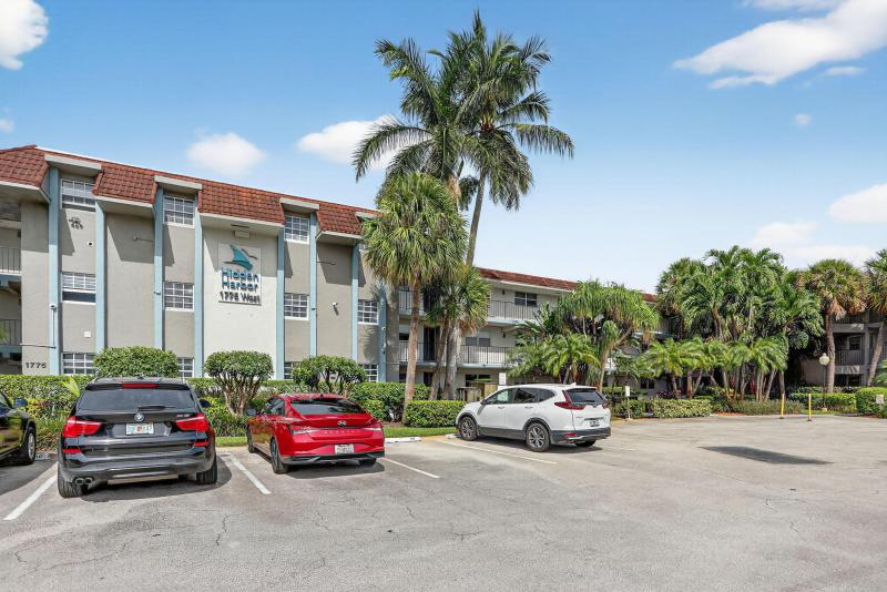  Condo & Townhome Photos