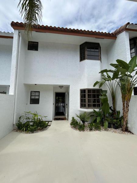  Condo & Townhome Photos