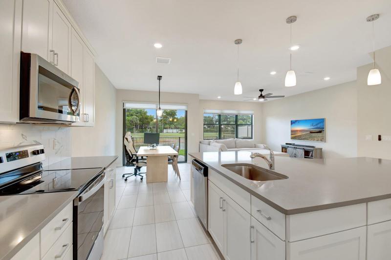  Condo & Townhome Photos