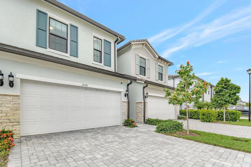  Condo & Townhome Photos