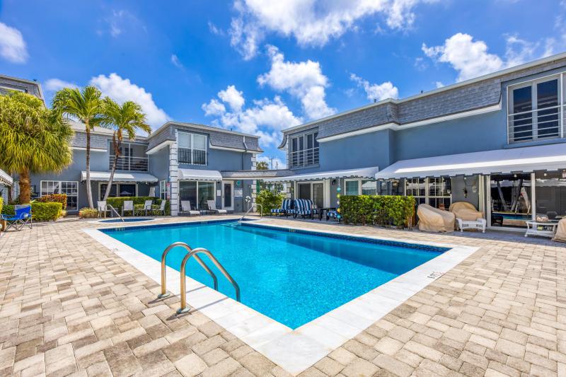 Condo & Townhome Photos