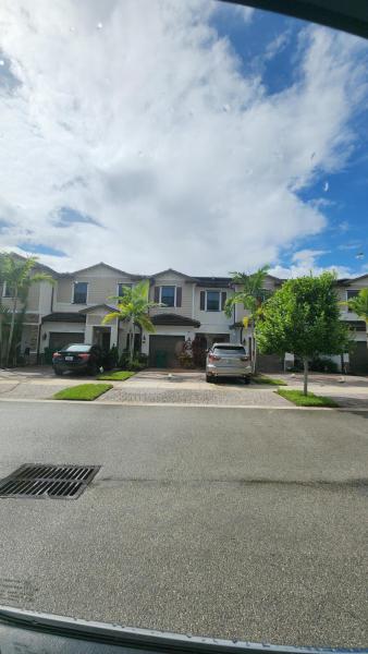  Condo & Townhome Photos