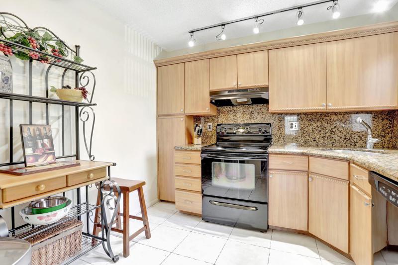  Condo & Townhome Photos