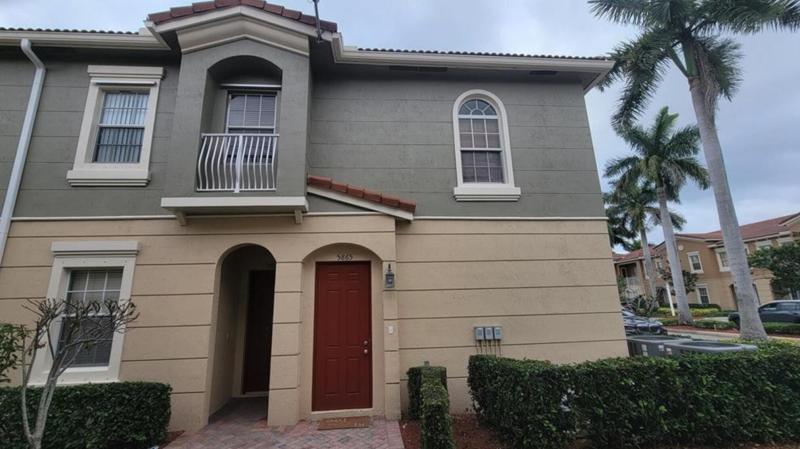  Condo & Townhome Photos