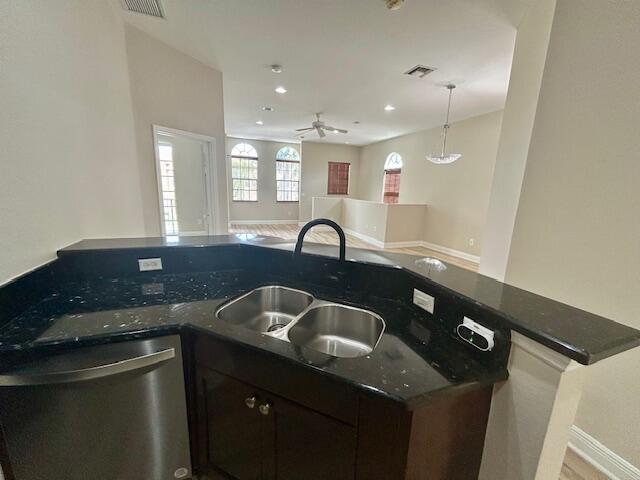  Condo & Townhome Photos