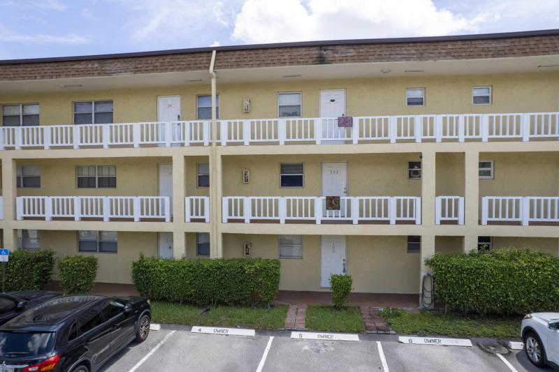  Condo & Townhome Photos