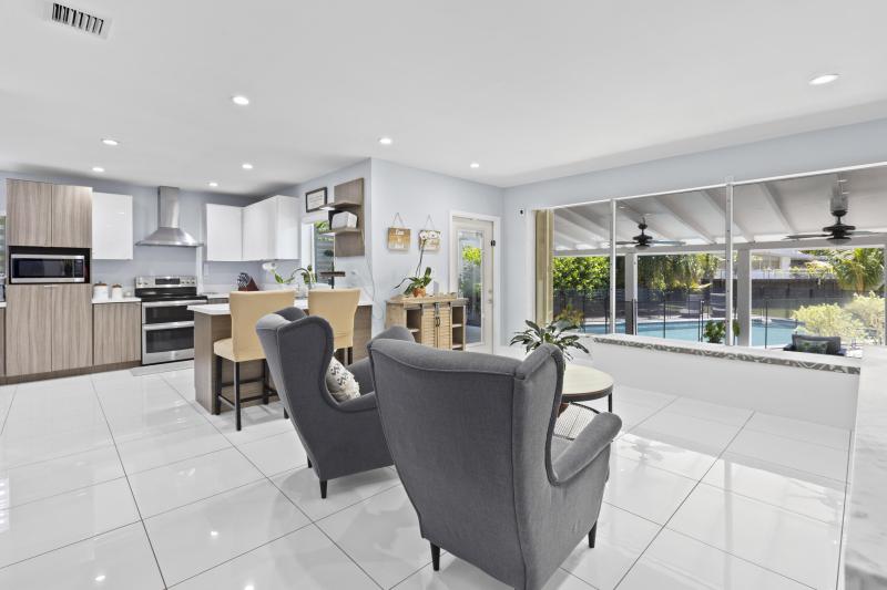  Single Family Homes Photo 13:  Miami Springs,  FL 33166