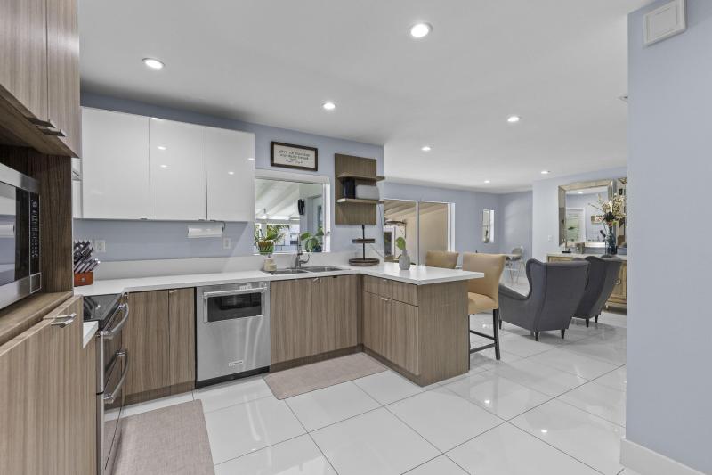  Single Family Homes Photo 18:  Miami Springs,  FL 33166