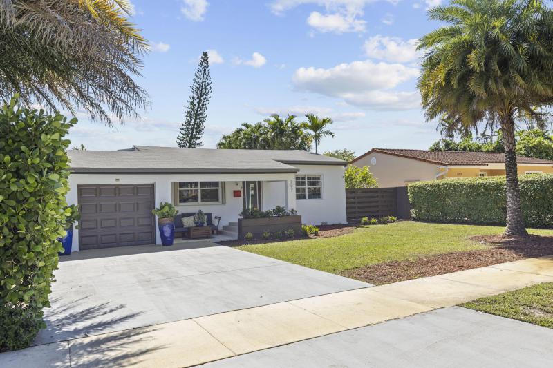  Single Family Homes Photo 3:  Miami Springs,  FL 33166