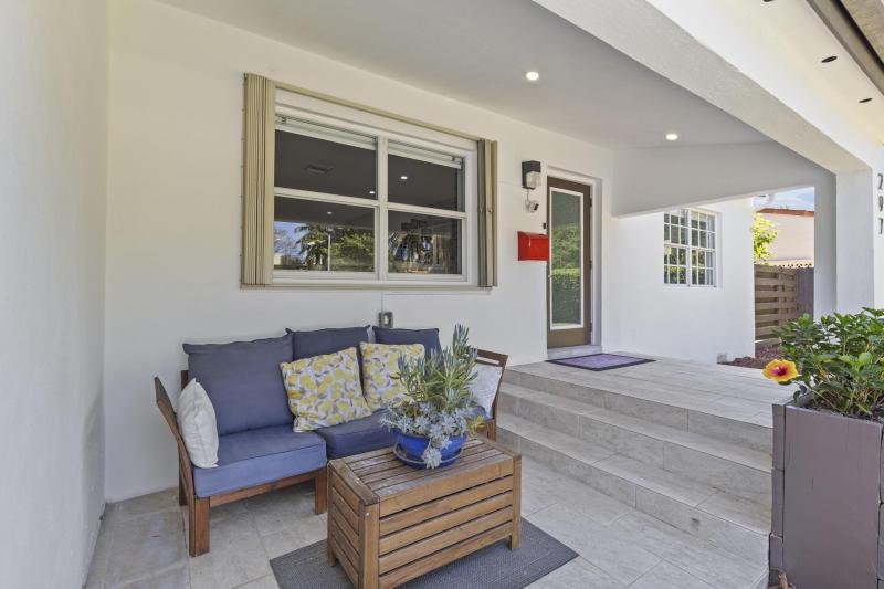  Single Family Homes Photo 5:  Miami Springs,  FL 33166