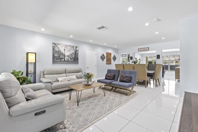  Single Family Homes Photo 7:  Miami Springs,  FL 33166