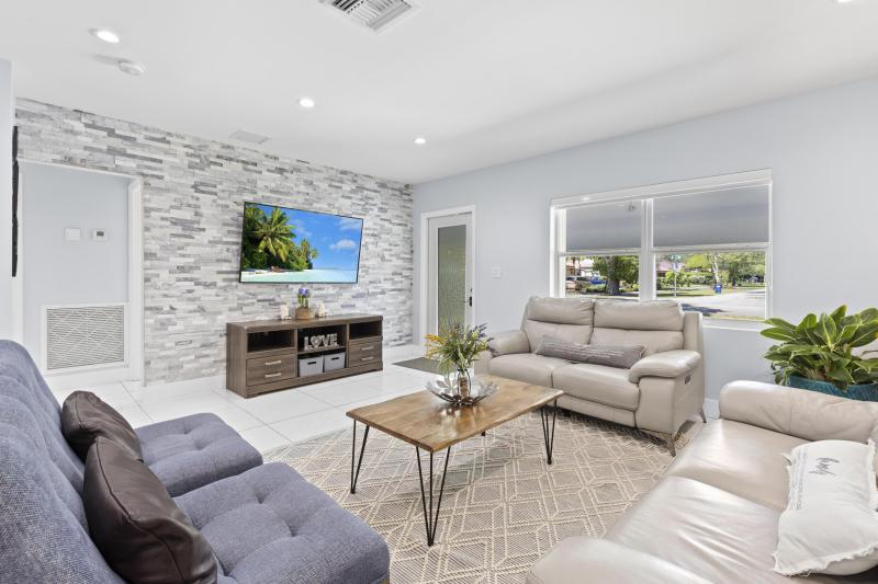  Single Family Homes Photo 9:  Miami Springs,  FL 33166