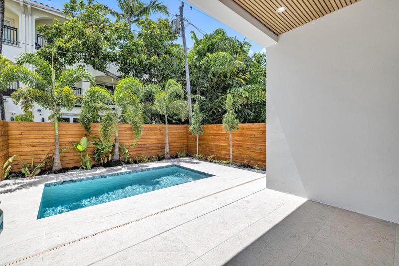  Condo & Townhome Photos