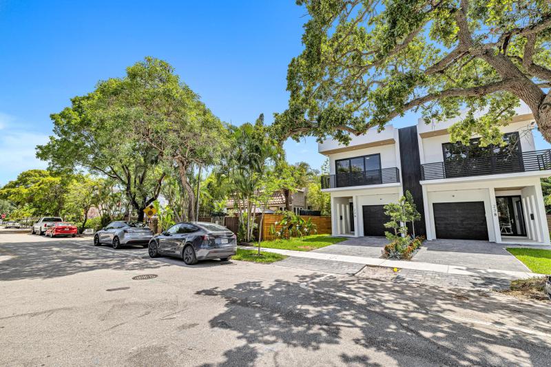  Condo & Townhome Photos