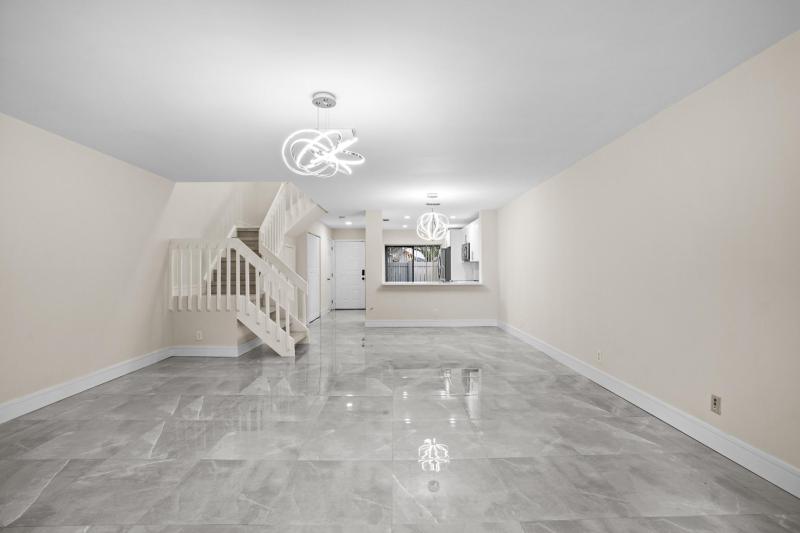  Condo & Townhome Photos