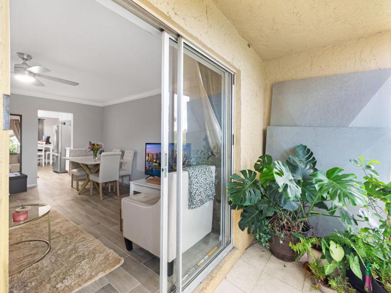  Condo & Townhome Photos