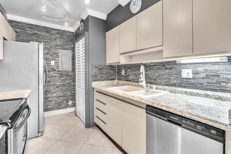  Condo & Townhome Photos