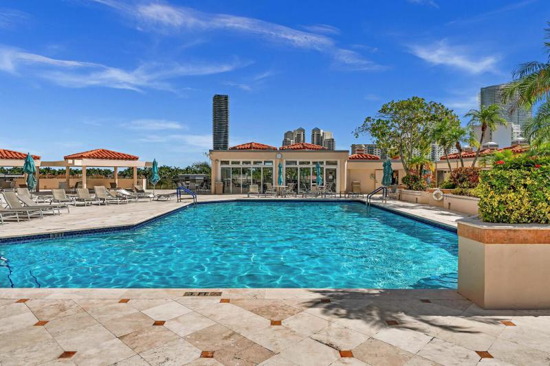  Condo & Townhome Photos