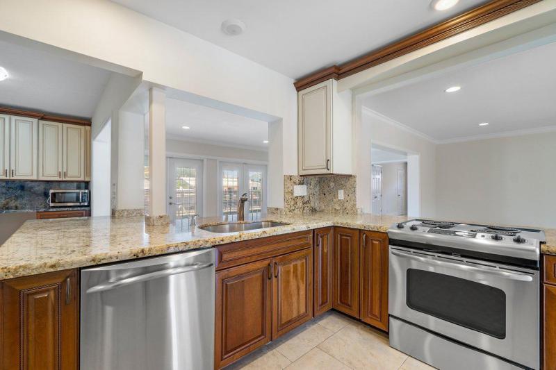  Single Family Homes Photo 12:  Deerfield Beach,  FL 33441