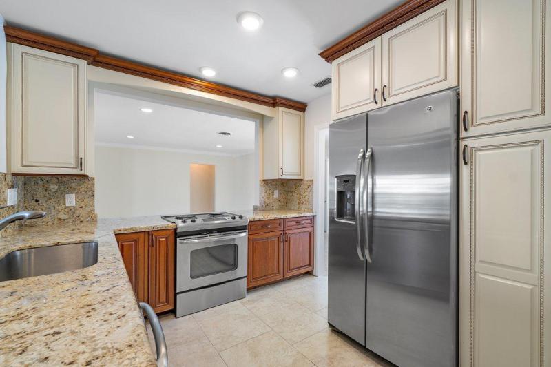  Single Family Homes Photo 13:  Deerfield Beach,  FL 33441