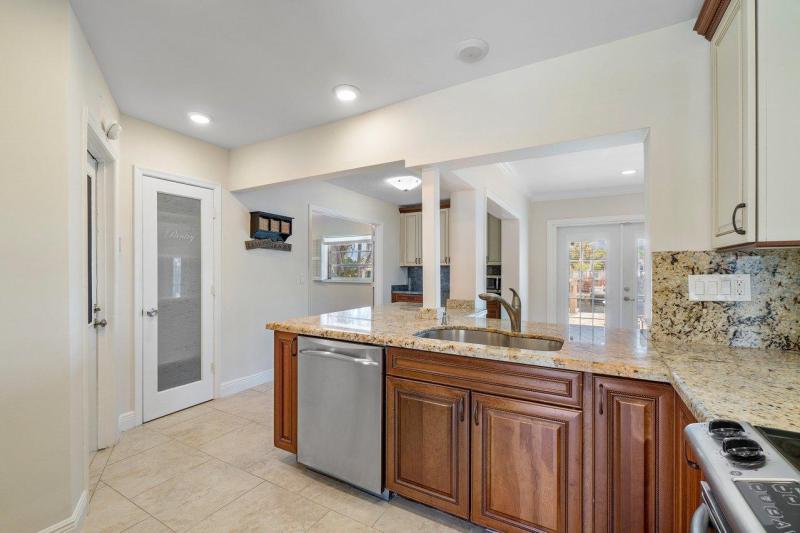  Single Family Homes Photo 14:  Deerfield Beach,  FL 33441