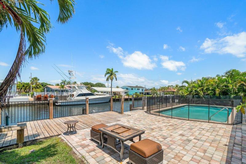  Single Family Homes Photo 2:  Deerfield Beach,  FL 33441