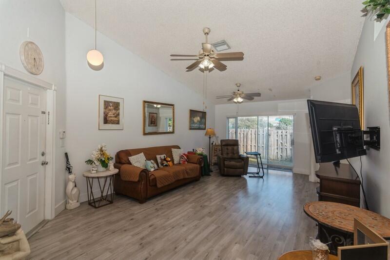  Condo & Townhome Photos